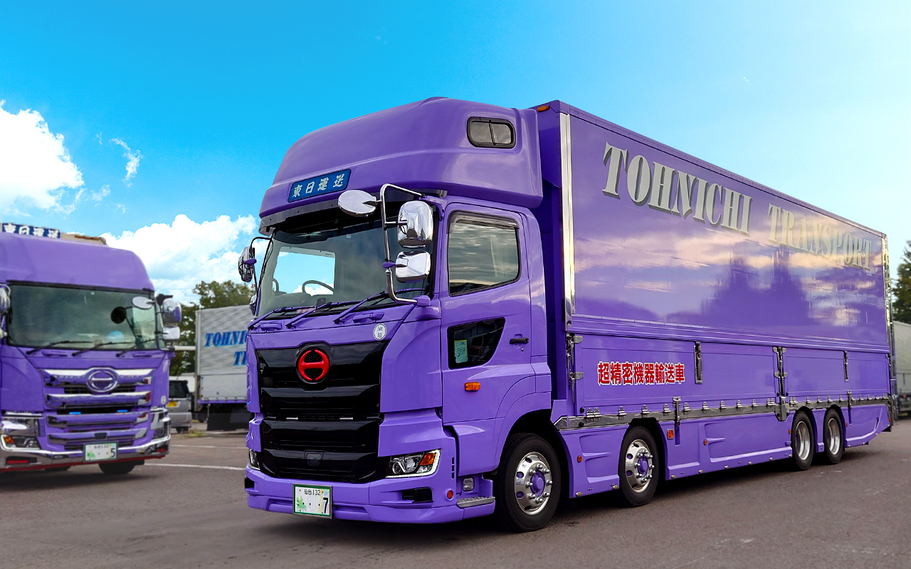 写真：東日運送の紫色のトラック