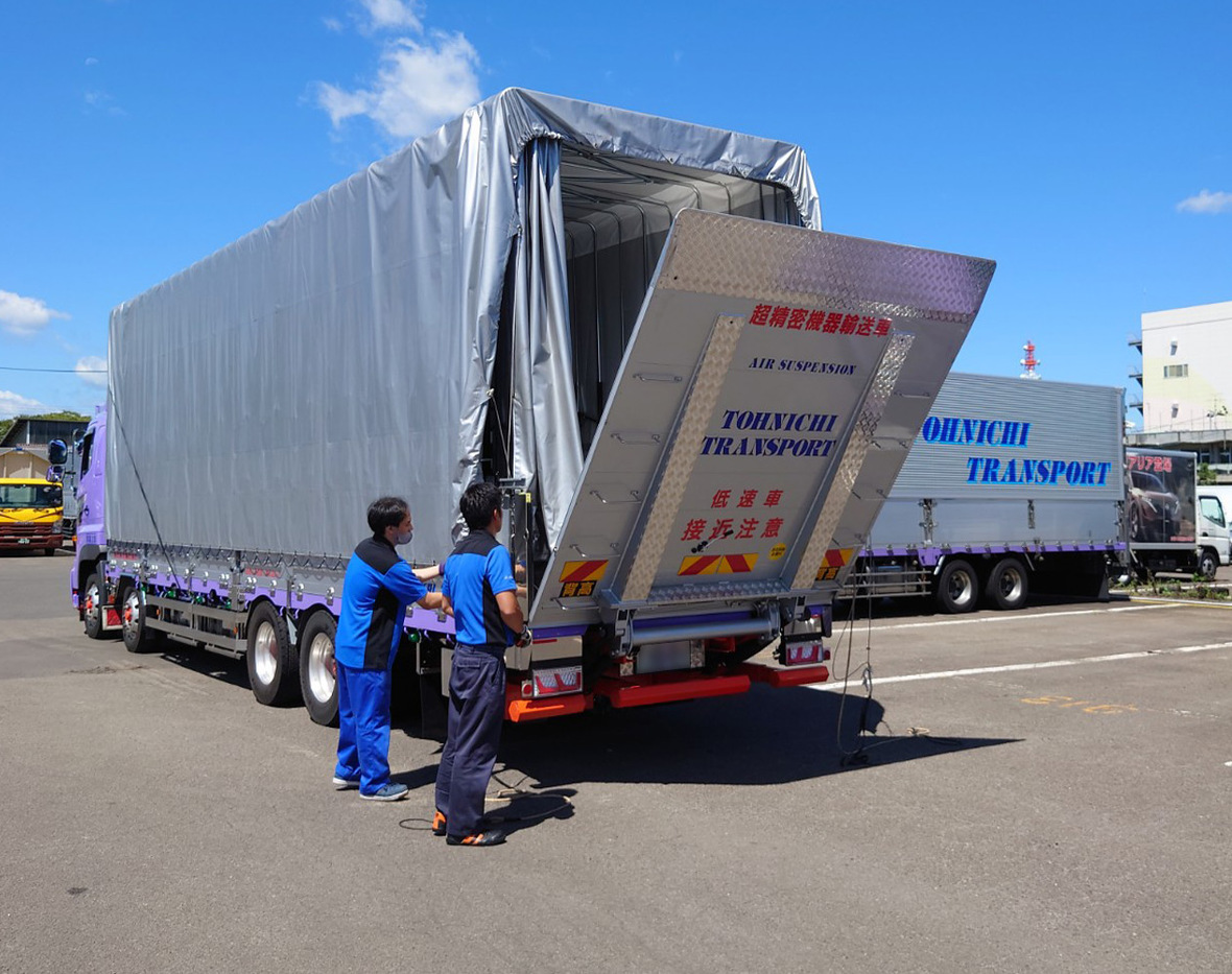 12.8t エアサス車の跳ね上げ式ゲート